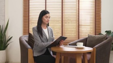 Mutlu ve gülümseyen kadın psikolog psikiyatri ofisinde ya da terapi odasında pano tutuyor. Arkadaş canlısı ve profesyonel ruh sağlığı danışmanı ya da terapisti. Blithe