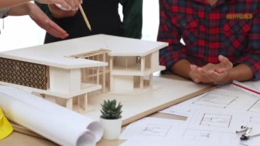 Mimari teçhizat incelemesi kullanan ev tasarımcısı ve müşteri veya müşteriyle birlikte mimari ev modeli tasarım örneklerini ölçer. Filizlenen