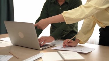 Mimari ve güvenlik mühendisi, modern ofiste doğruluk için mimari belge ve ölçüm aracına dizüstü bilgisayardaki inşaat ayrıntılı planlarını yazar. - Yakın çekim. Tanımlama.