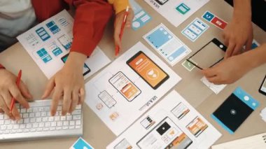 Mobil uygulama ya da web sitesi için kullanıcı arayüzü prototipi planlayan şirket çalışanlarının en iyi görünüm videosu. UX UI tasarımcı beyin fırtınası kullanıcı dostu arayüz planı. Sinerjik