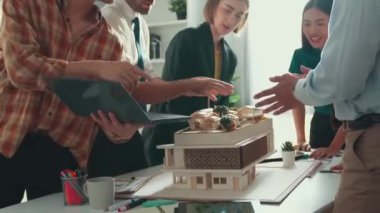 Profesyonel mimar mühendis oturmuş müdüre ev planını açıklarken. Toplantı odasında inşaat hakkında konuşurken akıllı tasarımcının planının havadan görünüşü. Hizalama.