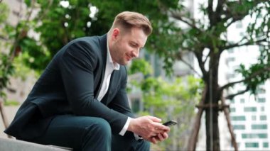 Profesyonel işadamı pazarlama ekibinin raporlarını okuyarak telefonda çalışırken parkta oturuyor. Mutlu yönetici artan satışlar ya da Eko City 'de gülümserken başarılı bir proje arıyor. Urbane