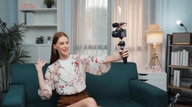 Kadın Etkilenen Vlog video görüntülerini canlı yayınlıyor Makyaj primi sosyal medya veya blog. Kozmetik stüdyosu ışıklandırmalı mutlu genç kız çevrimiçi pazarlama oturumu yayını için..