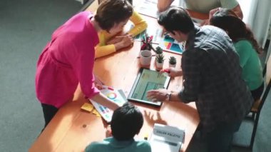 Yapışkan notlar üzerine yönetici yazma fikrinin en üst görüntüsü ve web tasarımı hakkındaki fikri açıkla. Profesyonel pazarlama ekibi ya da programcı renk paletli tablete bakarken beyin fırtınası fikri. Sempozyum.