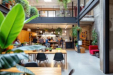 İnsanlarla ve kapalı alan bitkileriyle dolu canlı ve modern bir çalışma alanının odaklanmış görüntüsü. Saygıdeğer.