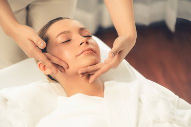 Kafkasyalı kadın stres önleyici kafa masajından ve lüks tatil beldesi ya da otel spa salonundaki modern ışık ortamında yüz güzelliği eğlencelerini şımartmaktan hoşlanıyor. Sessiz.