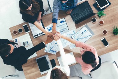 İş adamları ve iş kadınları, takım çalışması, destek ve iş birliğini gösteren çok kültürlü ofis odasındaki grup toplantılarında el ele tutuşuyorlar. Çeşitli işyerleri ve şirket çalışanları konsepti. uds