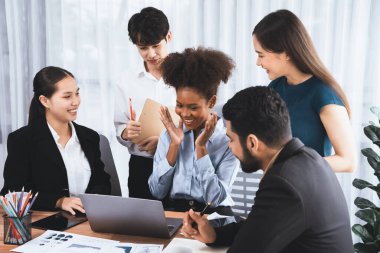 Mutlu iş adamları birlikte çalışır, şirket ofisinde tartışırlar. Profesyonel ve çeşitlilik takım çalışması iş planını bilgisayarda tartışır. Modern çok kültürlü ofis çalışanı. Uyum