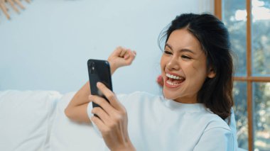 Genç bir kadın internet üzerinden alışveriş yapmak için internet üzerinden internet üzerinden internet üzerinden alışveriş yapıyor. Modern ve konforlu çevrimiçi alımlar güvenli ve uygun alışverişleri sağlar.