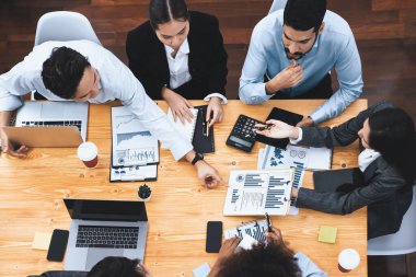 Üst düzey çok ırklı analiz ekibi, stratejik karar için finansal verileri analiz etmek amacıyla dizüstü bilgisayarda BI gösterge ekranını kullanıyor. Fintech pazarlama göstergelerini analiz ediyor. Uyum