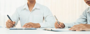 Şirket avukatının ya da hukuk bürosundaki avukat servisinin yardımıyla balyayla ilgili sözleşme imzalama belgesi. İşletme yatırımı ve yasal işlemlerin tamamlanması. Kurnaz.