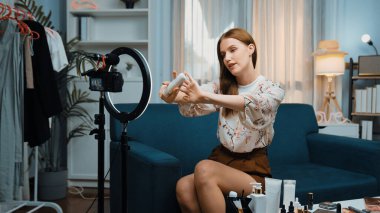 Kadın nüfuzlu kişi sosyal medya ya da blog için canlı yayın yapan video klip eleştirmeni Cilt Bakımı 'nı çekiyor. Kozmetik stüdyosu ışıklandırmalı mutlu genç kız çevrimiçi pazarlama oturumu yayını için..