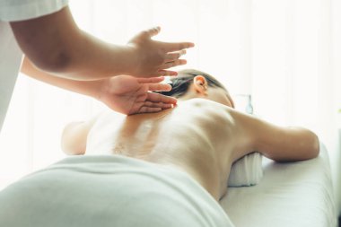 Kafkasyalı kadın müşteri stres önleyici spa masajının keyfini çıkarıyor ve lüks otel ya da oteldeki gündüz açık ortam güzellik salonunda güzellik teniyle eğleniyor. Sessiz.