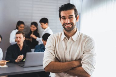 Ofiste çalışan iş arkadaşı ve iş adamlarının geçmişine sahip özgüven ve mutlu gülümseyen iş adamı portresi. Ofis çalışanı takım çalışması ve pozitif iş yeri konsepti. Tedbirli