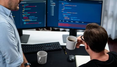 BT geliştiricileri pc ekranında çevrimiçi yazılım geliştirme bilgisini tartışıyor, web sitesindeki son sürüm uygulaması için program kodlaması oluşturuyorlar. Beyin fırtınası yazılımı kavramı güncellendi. Satılabilir.