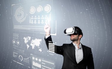 Yetenekli iş adamı görsel gerçeklik gözlüğü kullanarak strateji planlarken veri analizi yapıyor. Profesyonel akıllı yatırımcı sanal gerçeklik gözlüğü takarken finansal grafik hologramını kontrol ediyor. Sapma.