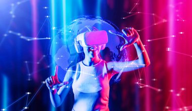 Siberpunk neon ışıklı kadın, beyaz VR kulaklık takıyor ve metaevreleri birbirine bağlayan kolsuz tişört, gelecekteki siber uzay topluluğu teknolojisi, parmaklarını 3D küresel resim hologramına odaklıyor. Halüsinasyon.
