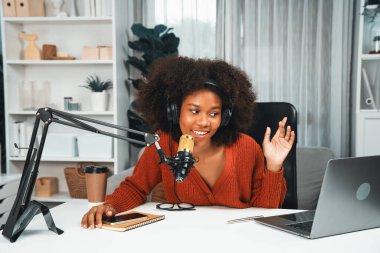 Güzel Afrikalı kadın sunucu kanalı çevrimiçi yayın yoluyla konuşuyor pazarlama öğretiyor, dinleyicileri canlı ya da çevrimiçi. İş yerindeki herhangi bir yer kavramı. Tatlandırıcı.