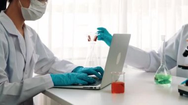 Laboratuvar araştırmacısı yeni bir ilaç geliştirir ya da tedavi eder. Laboratuvar tüpünde renkli kimyasal sıvı kullanır. Bilimsel veya kimya uzmanlığı ve laboratuvar ekipmanları ile sağlık hizmetlerinin teknolojik gelişimi. Katı.