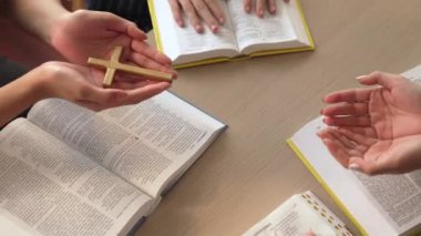 Hristiyan katolik takipçilerle dinsel bağlılık ve maneviyat duygusu doludur. Ağır çekimde Hıristiyan insanlar birlikte dua ederken el ele tutuşup grup duası yapıyorlar. Filizlenen