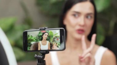 Arka plan görüntüsü ya da kamera arkasındaki kadın doğal güzelliği ve doğal bahçe video içeriği üzerine kozmetik dersi veriyor. Güzellik blogcusu sosyal medyum izleyicilere güzellik bakımını gösteriyor. Blithe