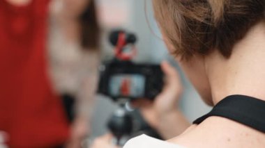 İki kadın nüfuzlu kişi canlı yayın yapan video klip eleştirisi kıyafetlerini sosyal medyada ya da blogda yayınlıyor. Stüdyo ışıklandırmalı mutlu genç kız çevrimiçi pazarlama oturumu yayını için..