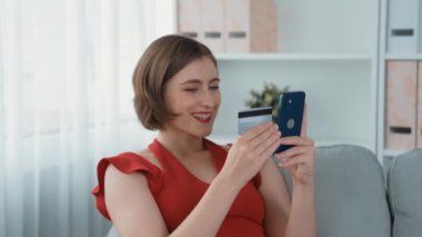 Kadın alışverişi ya da internet pazarında online ödeme modern yaşam tarzı için satış öğeleri arama ve prim siber güvenlik yazılımı tarafından korunan cüzdan çevrimiçi ödeme için kredi kartı kullanma