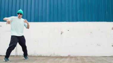 Sokaklarda hayat dolu bir şekilde dolaşan genç hippilerle dolu bir vücut. Kafkasyalı break dans koreografı hip hop tarzında dans ediyor. Enerjik dansçı B-boy dansı yapıyor. Açık hava sporu 2024 hiphop..