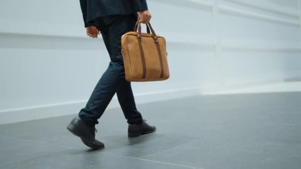 Κοντινό Πλάνο Του Επαγγελματία Επιχειρηματίας Πόδι Περπάτημα Ενώ Κρατώντας Τσάντα — Αρχείο Βίντεο