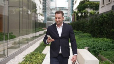 Kafkas işadamı planlama stratejisi hakkında telefonla müdürle konuşurken parkta yürüyor. Profesyonel yönetici pazarlama ekibini arıyor ve şehirdeki yaratıcı fikirleri paylaşıyor. Urbane.