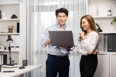 Gülümseyen Asyalı iş arkadaşları modern ofiste dizüstü bilgisayar pazarlama projesi hakkında konuşurken. Yeni sosyal medya kanalında başarılı müşteri ihtiyaçları analiz ediliyor. İnfobahn.