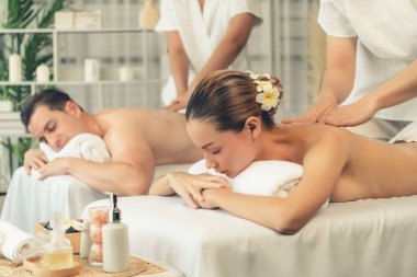 Kafkas çift müşterisi stres önleyici spa masajının keyfini çıkarıyor ve lüks otel veya oteldeki gündüz açık hava ortamında güzellik teniyle eğleniyor. Sessiz.