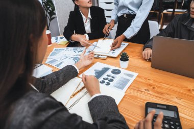 Çok ırklı analist ekibi toplantı masasındaki mali raporu analiz etmek için BI gösterge tablosunu kullanıyor. Çeşitli iş adamlarından oluşan bir grup, iş pazarlama kararı için FIntech 'in veri analizini kullanır. Uyum