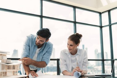 Mesleki çeşitlilik gösteren mühendis takımı ev modelini tasarlamak için birlikte çalışıyor. Bir grup başarılı iş adamı ev yapısını tartışıyor ve beyin fırtınası yapıyorlar. İnşaat mühendisliği. İzleme.