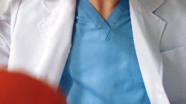 Hasta klinikte ya da hastane ofisinde doktor randevusuna gidiyor. Hastaların nabzını steteskopla kontrol edip risk faktörünü belirleyen doktor semptomları inceliyor. Panorama. Katı.