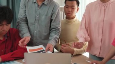 Grafik tasarımı için beyin fırtınası yapan ve renk seçimi yapan yavaş çekim tasarımcısı takımı ya da tasarımcı bürosunda krom danışmanlığı tavsiye isteyen bir müşteri. Değiştirilmiş