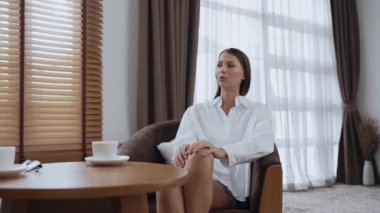 Psikolojik konsültasyon zihinsel problemde iyileşme kaydediyor, genç hasta terapi seansında, psikiyatrist de akıl hastalıkları konusunda tanı koyuyor. Zihinsel tedavi seansı. Düzenle