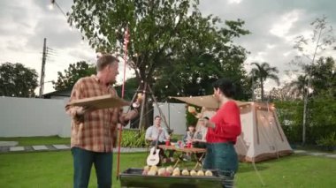 Aile hep birlikte bahçede kamp kurar, yaşlı bir çift barbekü yapar, yemek yer. Son sınıflar kamp faaliyetlerini kullanırlar, doğayla iç içe olurlar ve genç nesil çapraz kuşaklarla zaman geçirirler. Uyumsuzluk.