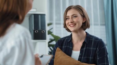 Mutlu hasta ve psikolog klinikte olumlu duygularla zihinsel sağlık sohbetlerini paylaşırken aynı zamanda klinikteki psikologlara başarılı bir iş ve hayatı açıklıyorlar.