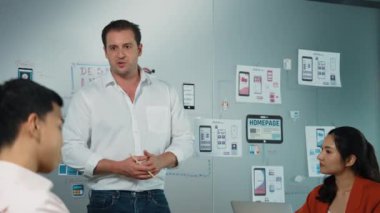 Bir grup profesyonel iş adamı Ux ve Ui tasarımı hakkında konuşuyor. İşbirlikçi çeşitli iş adamları pazarlama planı hakkında beyin fırtınası yapıyor. Birlikte çalışan iş adamları. Yönlendirici.
