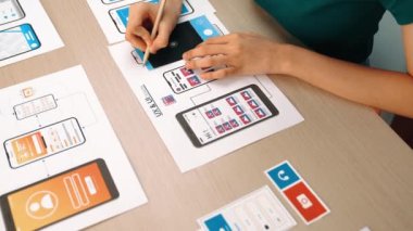 Mobil uygulama ya da web sitesi için kullanıcı arayüzü prototipi planlayan şirket çalışanlarının panorama videosu. UX UI tasarım beyin fırtınası kullanıcı dostu arayüz planı tasarlıyor. Sinerjik