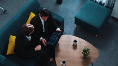 Profesyonel iş adamlarının en iyi görüşü toplantı odasında finansal grafiği analiz ederken, akıllı proje yöneticisi odaya girip borsa yatırım grafiğini sunuyor. Yaratıcı iş. Müdürlük.