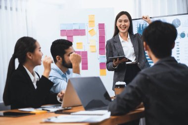 Genç Asyalı iş kadını modern toplantıda TV ekranında veri analizi paneli sunuyor. Bir grup iş adamıyla konferans odasında iş sunumu. Uyum