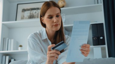 Stresli genç bayanın kredi kartı borçlarıyla ilgili mali sorunları var. Kötü kişisel para ve mortgage ödeme yönetimi krizinden korunmak için. Kadınlar aşırı harcama yüzünden finansal iflastan endişe ediyorlar.