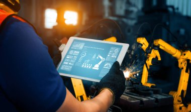 Sanayi 4.0 veya 4. endüstriyel devrimin otomasyon üretim sürecini ve IOT yazılımını gösteren dijital fabrika üretim teknolojisi için MLP Smart Industry robot kolları.