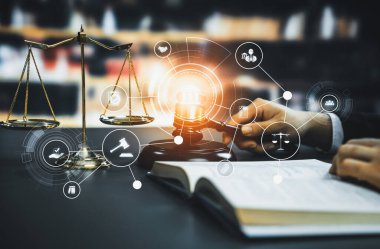 Akıllı hukuk, hukuki danışmanlık simgeleri ve avukatlık bürosunda çalışan araçlar dijital hukuk kavramını ve çevrimiçi hukuk ve yönetmelik kavramlarını gösteriyor .