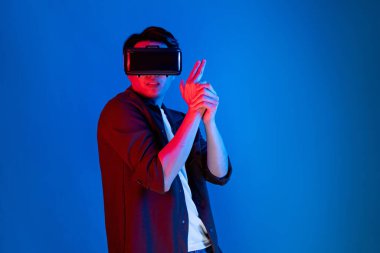 VR takan akıllı oyuncu metaevren dünyasına dönüyor, silah avcılığı oynuyor, mavi neon ışığını, zafer hayvan avcılığıyla bağlantılı, fütüristik teknoloji hologramı sanal gerçekliğiyle izole ediyor. Entrika.