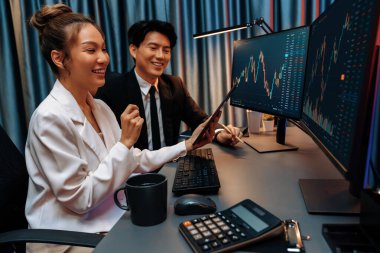 İş kadını elinde dinamik borsa istatistikleri hakkında tablet tutarken, ortaklara paylaşmak için, gece neon modern ofisindeki bilgisayar ekranındaki yüksek veya alçak nokta grafiği ile karşılaştırıldığında. İnfobahn.