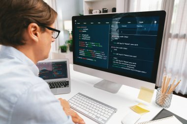 Güncellenmiş sürüm uygulama projesi denemesi ile ilgili kodlama programı ile pc align çalışma dizüstü bilgisayarı üzerinde çalışan çevrimiçi yazılım geliştirme bilgilerine bakan IT geliştiricisi yeni bir kod genel sistemi yaratıyor. Bireysel.