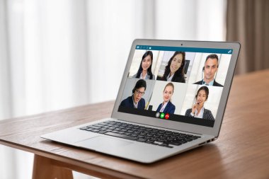 İş dünyasından iş adamlarının modern sanal grup toplantısı için video konferansındaki iş adamları